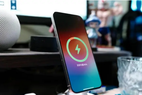杜尔伯特苹果15换屏服务分享用什么充电器给iPhone15充电更好 